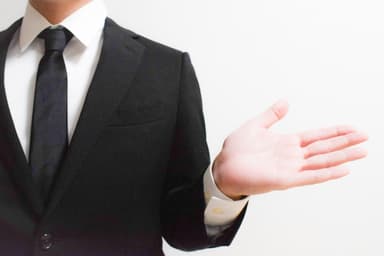 恥をかかず参列するために知っておきたい基本マナーと注意点|押さえるべき服装・香典・焼香の作法や宗教ごとの違いまで解説