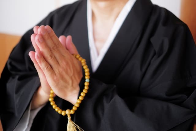 読経とは何をしているのか?葬儀や法事で唱えられるお経の意味と役割、心構えなどをわかりやすく解説