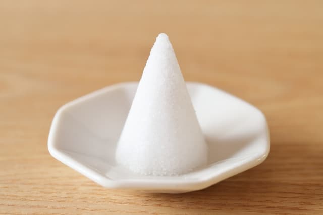 盛り塩は危ない?場所と取り扱いを間違えないための完全ガイド