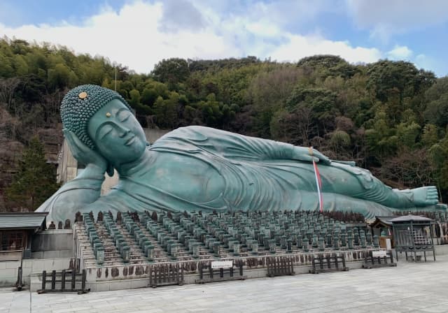 涅槃会(ねはんえ)とは?意味・由来・開催時期と行事内容をわかりやすく解説|お釈迦様の命日に行われる供養の法要