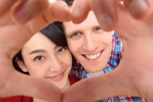 国際結婚したカップルは同じお墓に入れるの?最近の傾向をふまえて解説