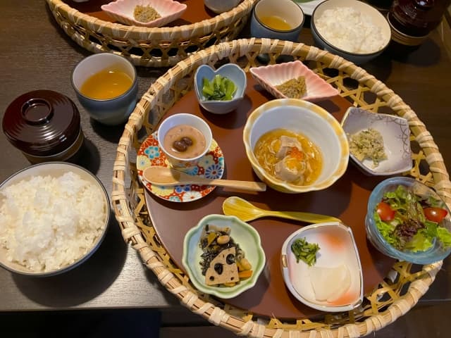 お盆にふさわしい定番料理とは?精進料理や供え物の意味と作りやすい献立例を紹介