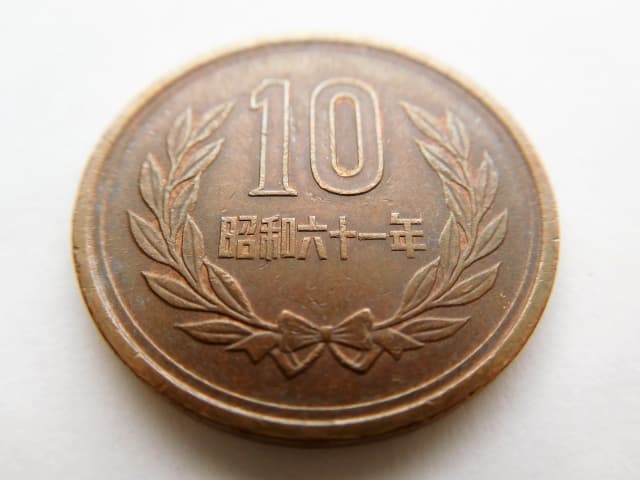 お柩に10円玉を入れても良いのか?由来や法的観点を徹底解説