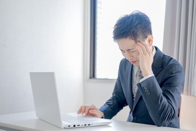 突然の「訃報メール」どう返信する?注意点と正しいお悔やみの言葉を例文付きで紹介