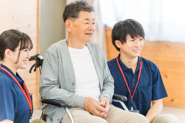 失敗しない老人ホーム選び方:見学・契約で見るべき注意点を解説