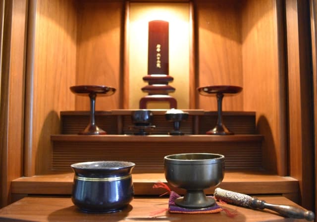 仏壇がなくても大丈夫!位牌の置き方・供養方法を丁寧に解説|費用やスペースがなくてもできる方法とは?
