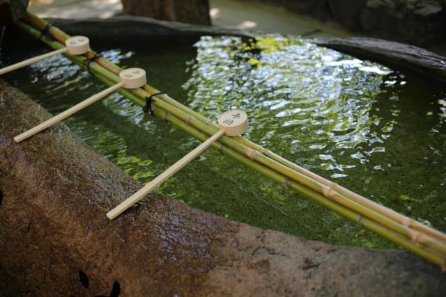 「手水の儀」って何?神社参拝でやるあれの正しいやり方