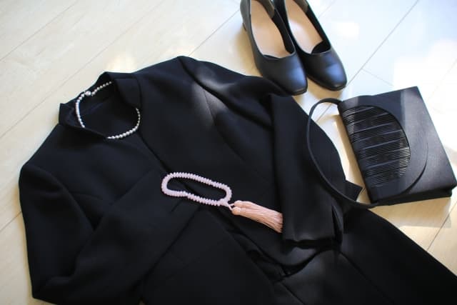 お葬式にふさわしい服装とは:急な葬式でもこれさえ見れば安心!