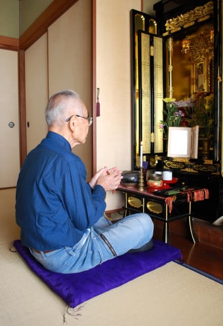 永代供養を選ぶときの仏壇:残すべきか処分すべきか?