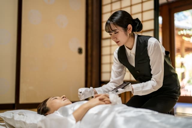 「おくりびと」とは?映画で注目を集めた職業「納棺師」を徹底解説